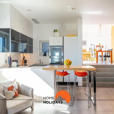 #041 Future House By Holidays